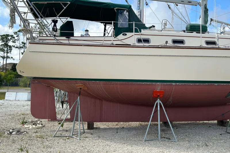Slide: The Image of Sailboat Island Packet 380, 2002 model, side view - 2