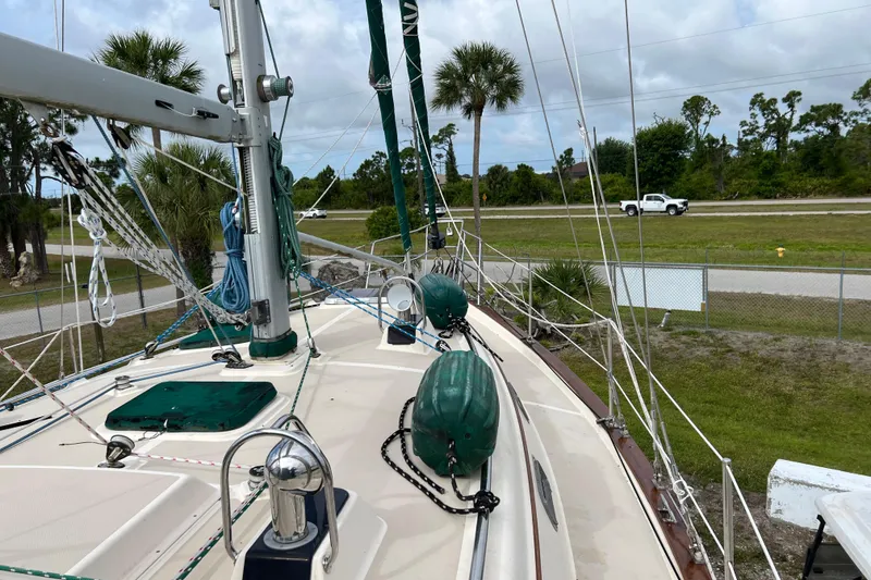 Slide: The Image of Sailboat Island Packet 380, 2002 model, looking forward - 6