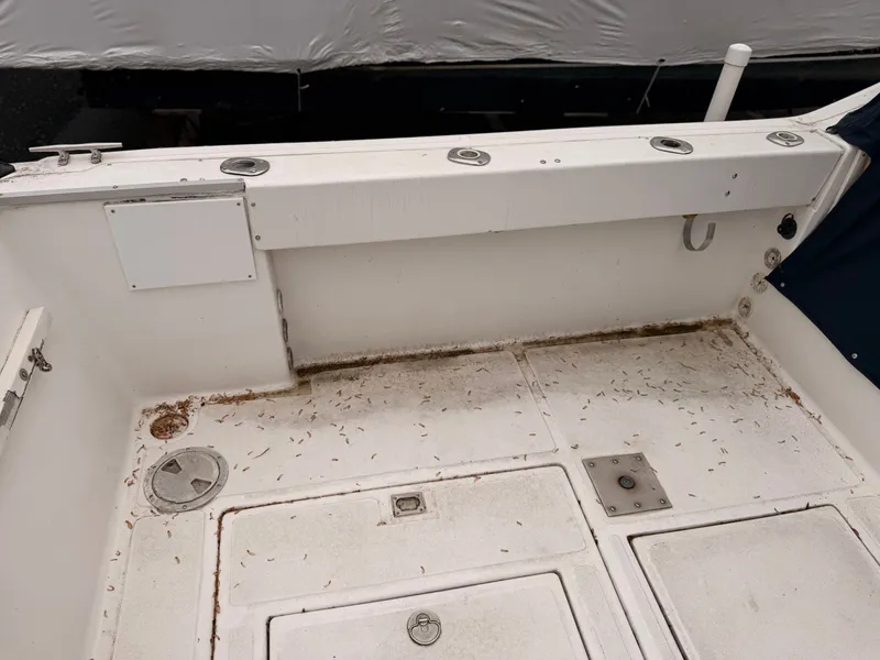 Slide: The Image of Interior of a 2000 Baha Cruisers 272 Fisherman boat. - 17