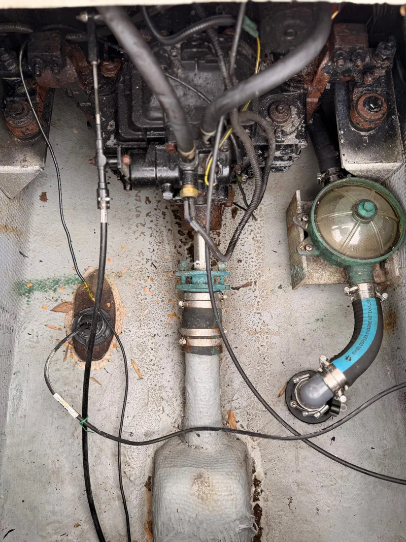 Slide: The Image of Engine compartment of a 2000 Baha Cruisers 272 Fisherman. - 18