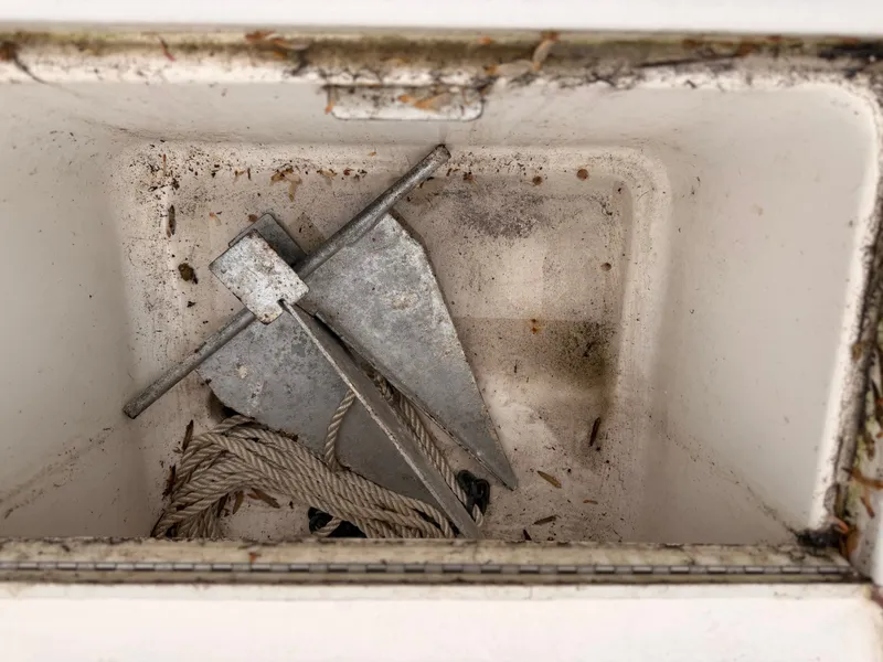 Slide: The Image of Anchor and rope in a 2000 Baha Cruisers 272 Fisherman. - 19