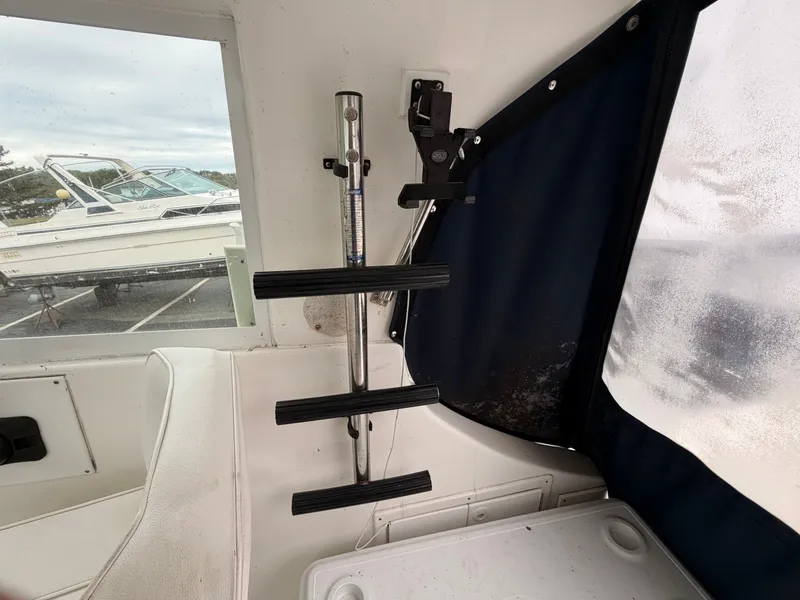 Slide: The Image of Interior of a 2000 Baha Cruisers 272 Fisherman boat. - 31