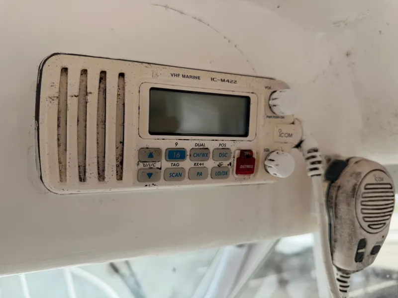 Slide: The Image of ICOM VHF marine radio on 2000 Baha Cruisers 272 Fisherman. - 32