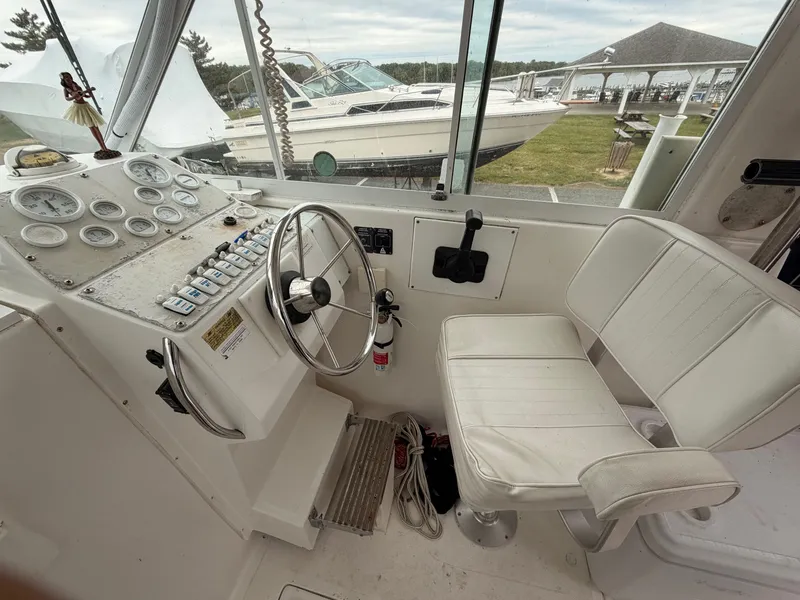 Slide: The Image of Helm of a 2000 Baha Cruisers 272 Fisherman boat. - 35