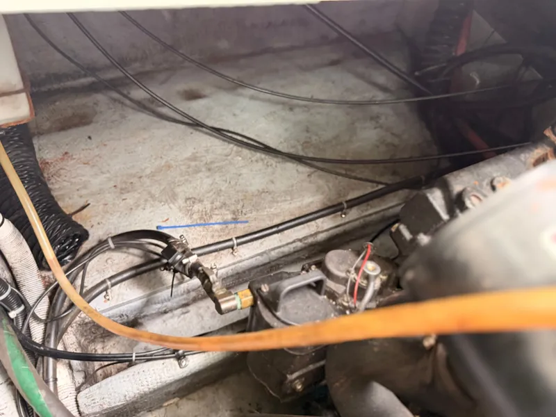 Slide: The Image of Engine compartment of a 2000 Baha Cruisers 272 Fisherman. - 41