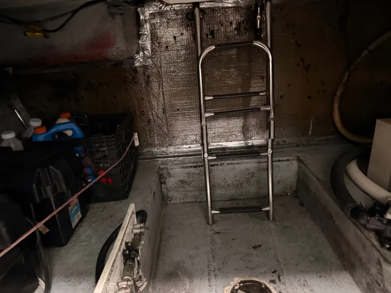 Slide: The Image of Interior of a 2000 Baha Cruisers 272 Fisherman with ladder. - 44