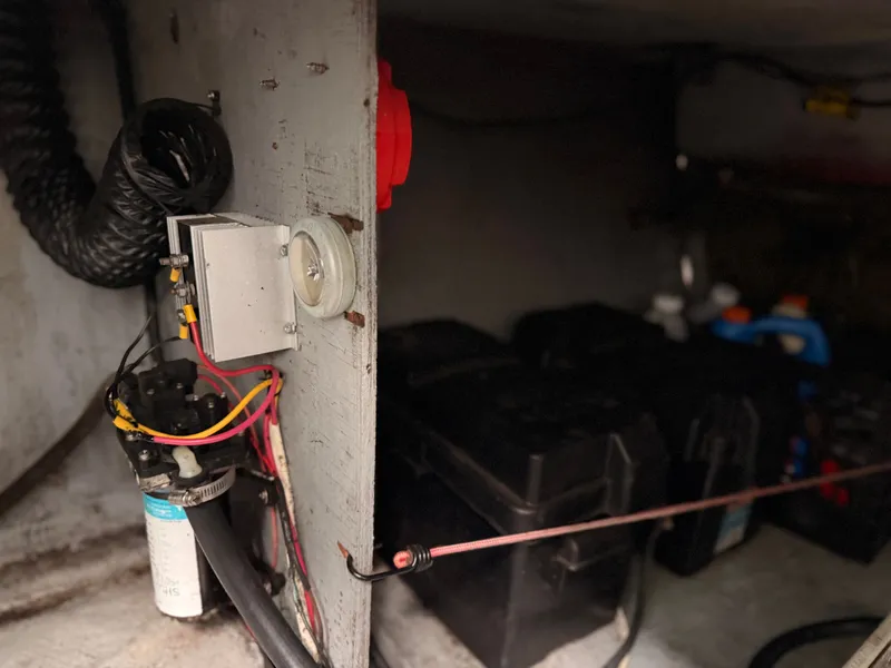 Slide: The Image of Electrical wiring in the engine compartment of a 2000 Baha Cruisers 272 Fisherman. - 48