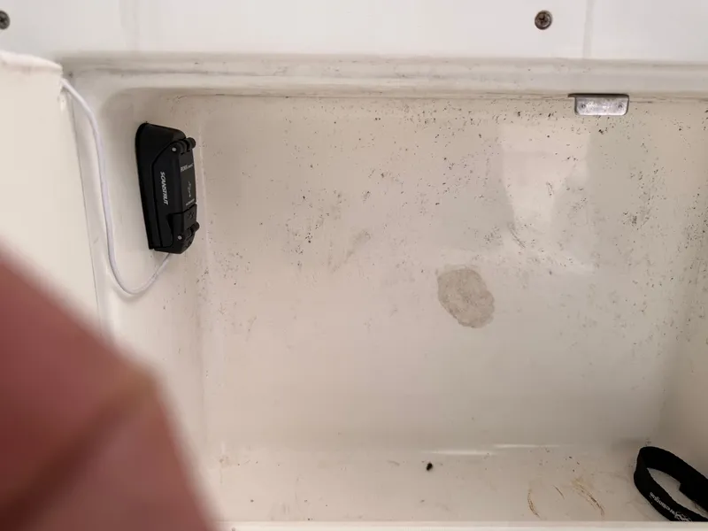 Slide: The Image of Interior of a 2000 Baha Cruisers 272 Fisherman boat. - 49