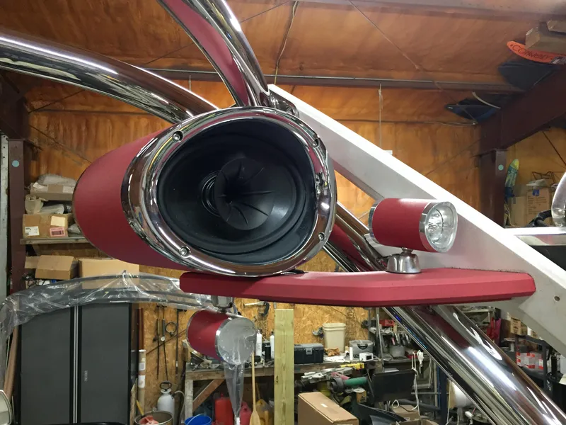 Slide: The Image of Speaker and light on 2013 Malibu Wakesetter 23 LSV. - 18
