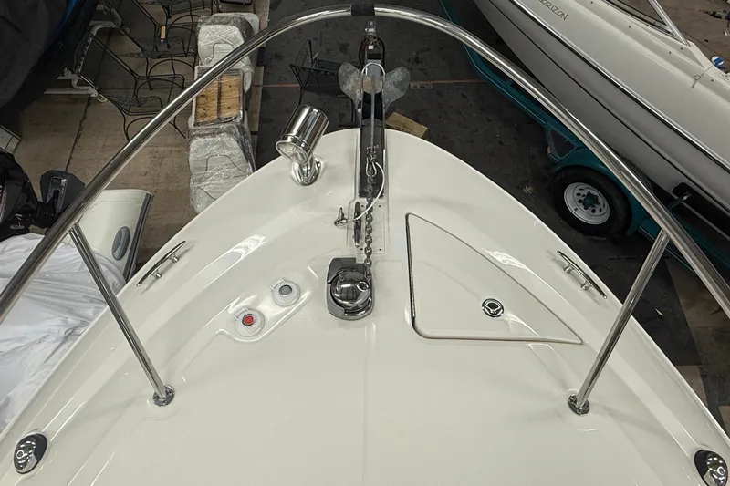 Slide: The Image of Bow of a 2012 Sea Ray Sundancer 280 yacht in dock. - 38