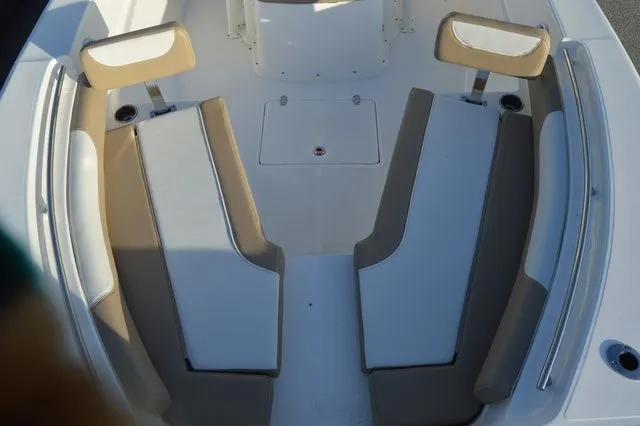 Slide: The Image of Sea Born LX24 Center Console 2024 - 3