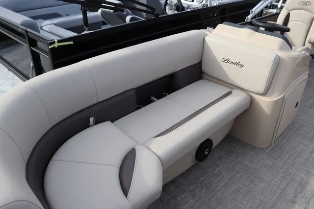 Slide: The Image of Bentley Pontoons 180 CRUISE 2026 - 4