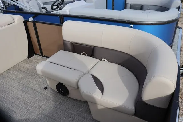 Slide: The Image of Bentley Pontoons LE Cruise 180 2026 - 5