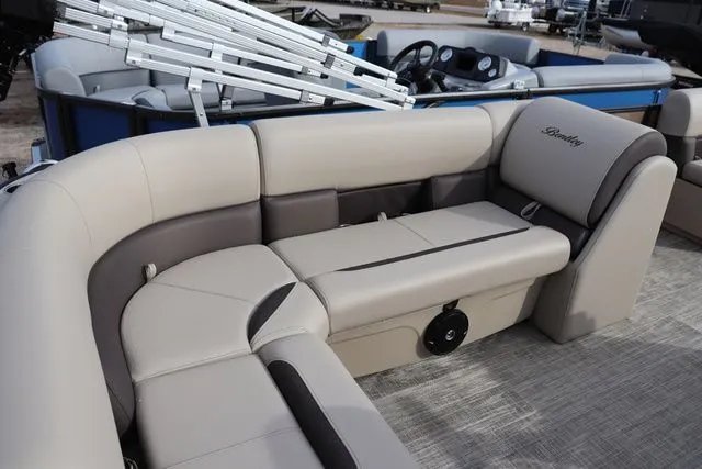 Slide: The Image of Bentley Pontoons LE Cruise 180 2026 - 9