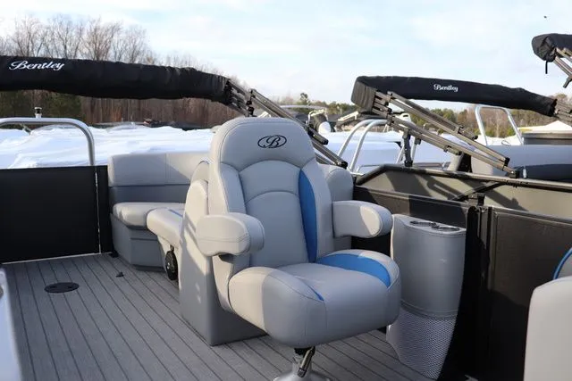 Slide: The Image of Bentley Pontoons Legacy 223 Navigator 2026 - 6