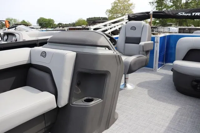 Slide: The Image of Sun Tracker Party Barge 18 DLX 2026 - 5