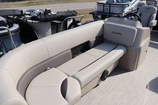 Slide: The Image of Bentley Pontoons LE Cruise 200 2026 - 3