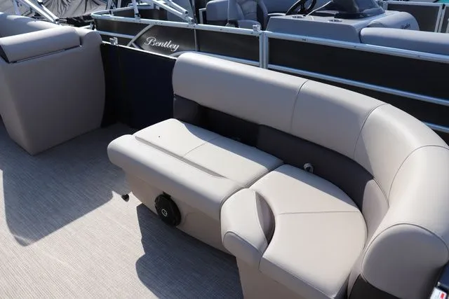 Slide: The Image of Bentley Pontoons LE Cruise 200 2026 - 4