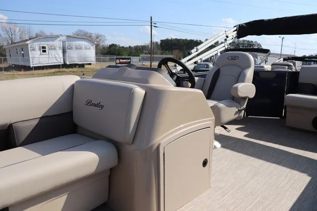 Slide: The Image of Bentley Pontoons LE Cruise 200 2026 - 5
