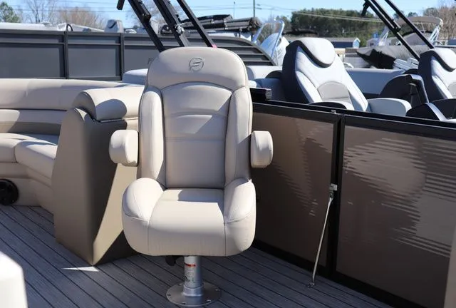 Slide: The Image of Flagship Endurance 22 CU Tritoon 2025 - 5