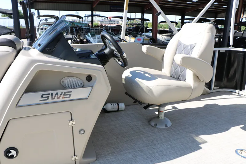 Slide: The Image of Silver Wave 2210 SW5 L Tri toon 2020 - 38
