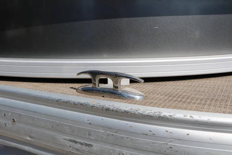 Slide: The Image of 2021 Sun Tracker Party Barge 20 DLX boat cleat on deck, close-up view. - 40