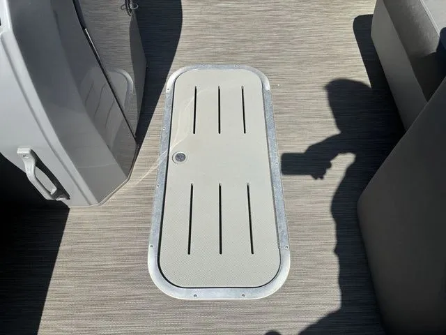 Slide: The Image of Floor hatch on a 2022 Bennington 23LSR SPS boat. - 13