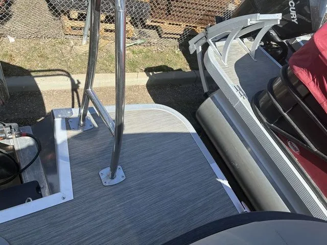 Slide: The Image of Bennington 23LSR SPS 2022 pontoon boat rear view with motor. - 25