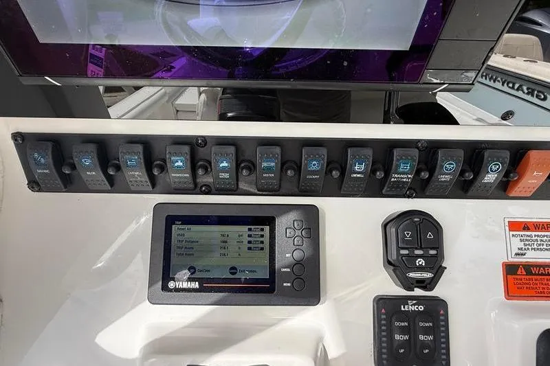 Slide: The Image of Control panel of a 2018 Sea Hunt BX 25 FS boat with Yamaha display. - 23