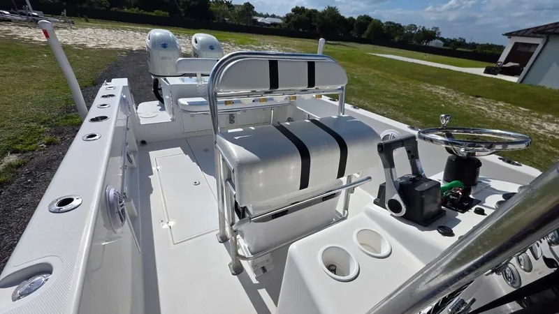 Slide: The Image of Bluewater 2550 CC 2007 - 16