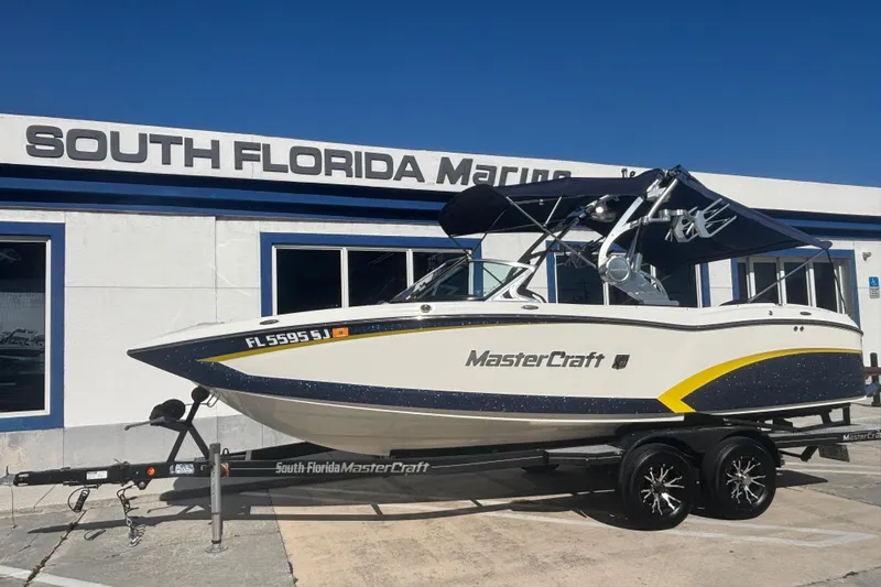 The Image of 2015 MasterCraft X23 boat on trailer at South Florida Marine dealership. - 0