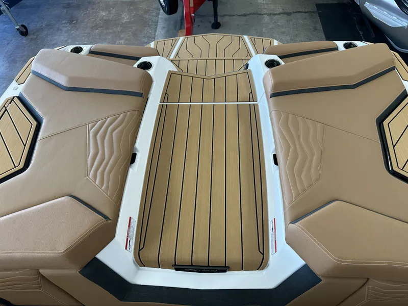 Slide: The Image of Nautique Super Air Nautique G25 2026 - 10