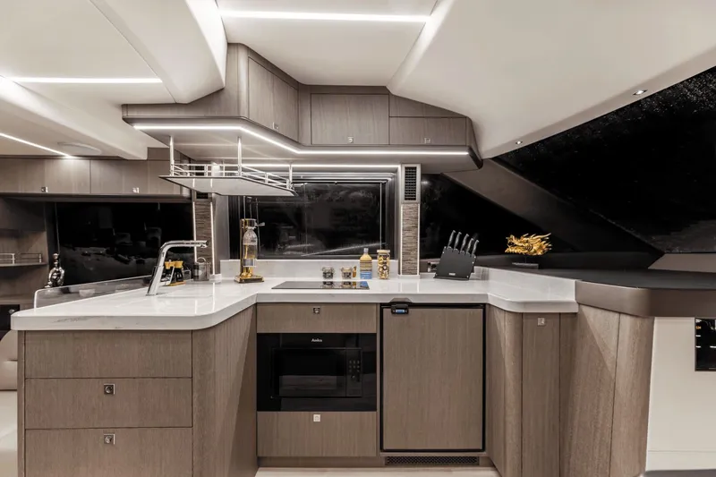 Slide: The Image of Galeon 440 Fly 2025 - 50