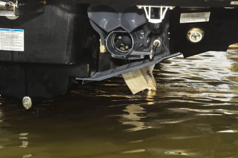 Slide: The Image of Close-up of 2024 Yamaha Boats 275SDX jet propulsion system in water. - 33