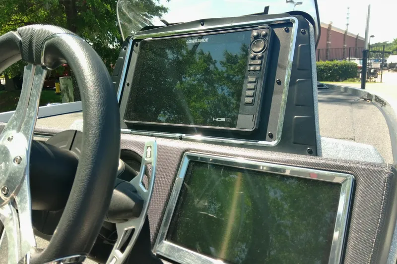 Slide: The Image of 2023 Ranger Z520R boat dashboard with Lowrance HDS-12 display and steering wheel. - 7