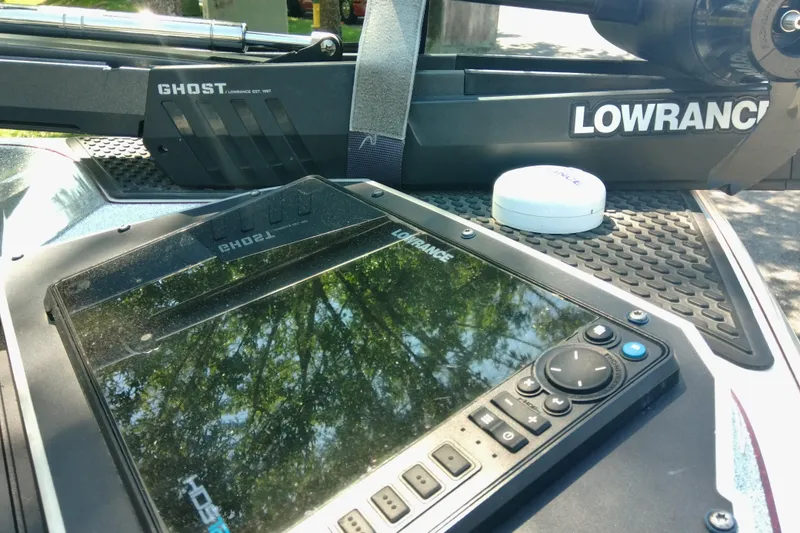 Slide: The Image of 2023 Ranger Z520R boat with Lowrance electronics and Ghost trolling motor. - 8