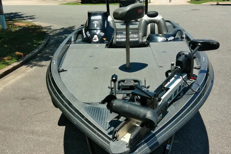Slide: The Image of 2012 Ranger Z520 bass boat with trolling motor and fishing seats. - 2
