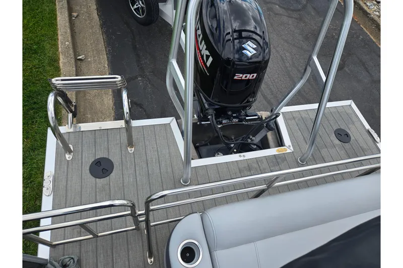 Slide: The Image of 2020 Bentley Pontoons 220 Elite Swingback Dual Captain with Suzuki 200 engine, rear deck view. - 19