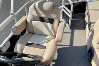 Slide: The Image of Captain's chair on 2016 Sun Tracker Party Barge 22 XP3 pontoon boat. - 12