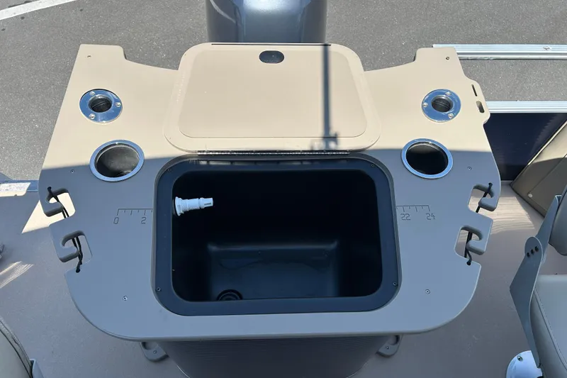 Slide: The Image of 2015 Bennington 22 SSX boat console with cup holders and storage compartment. - 18