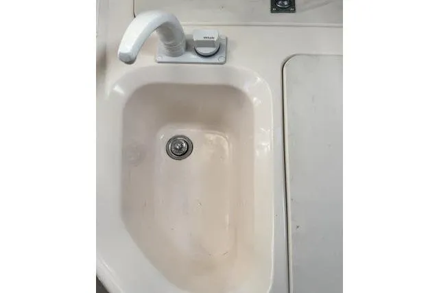 Slide: The Image of Sink and faucet on 1996 Grady-White Sailfish 272 boat. - 24