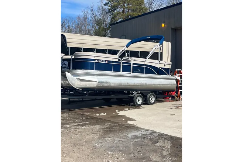 Slide: The Image of 2014 Bennington 22 SLX pontoon boat on trailer outside a building. - 8