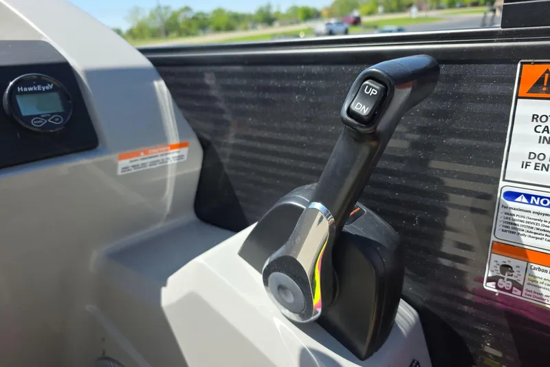 Slide: The Image of Throttle control of a 2020 Bennington SX 22 SSLDX boat with HawkEye display. - 14