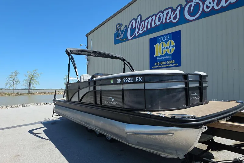Slide: The Image of 2020 Bennington SX 22 SSLDX pontoon boat at Clemons Boats dealership. - 3