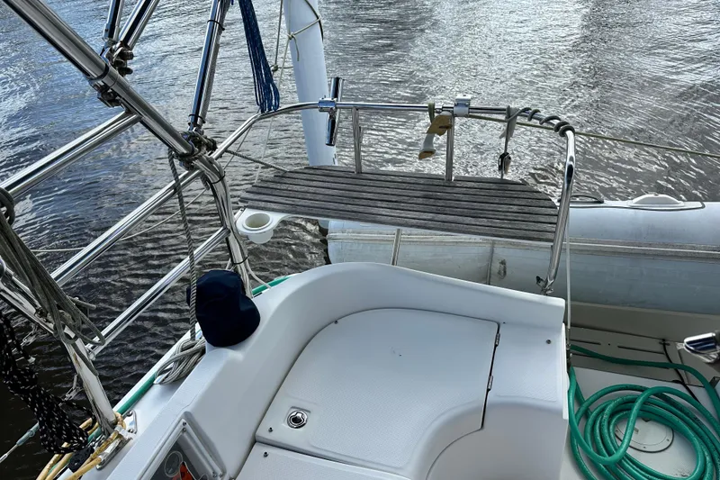 Slide: The Image of Hunter 41 Deck Salon 2006 sailboat stern with railing and water view. - 21