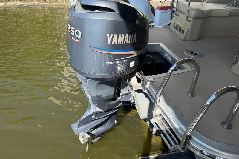 Slide: The Image of 2011 Bennington 2575QCW OB with Yamaha 250 Four Stroke outboard motor. - 7