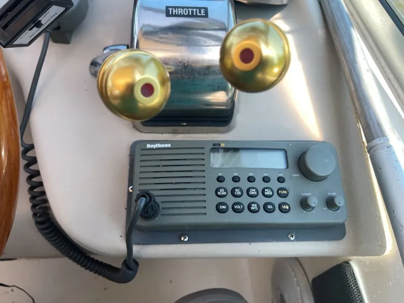 Slide: The Image of Sea Ray 340 Sundancer 1999 helm with Raytheon radio. - 18