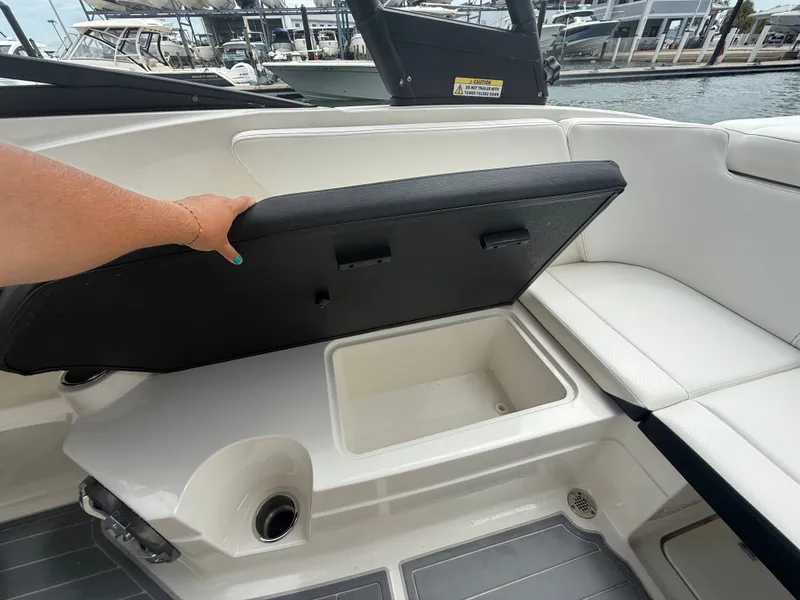 Slide: The Image of Sea Ray SPX 230 Outboard 2022 - 14
