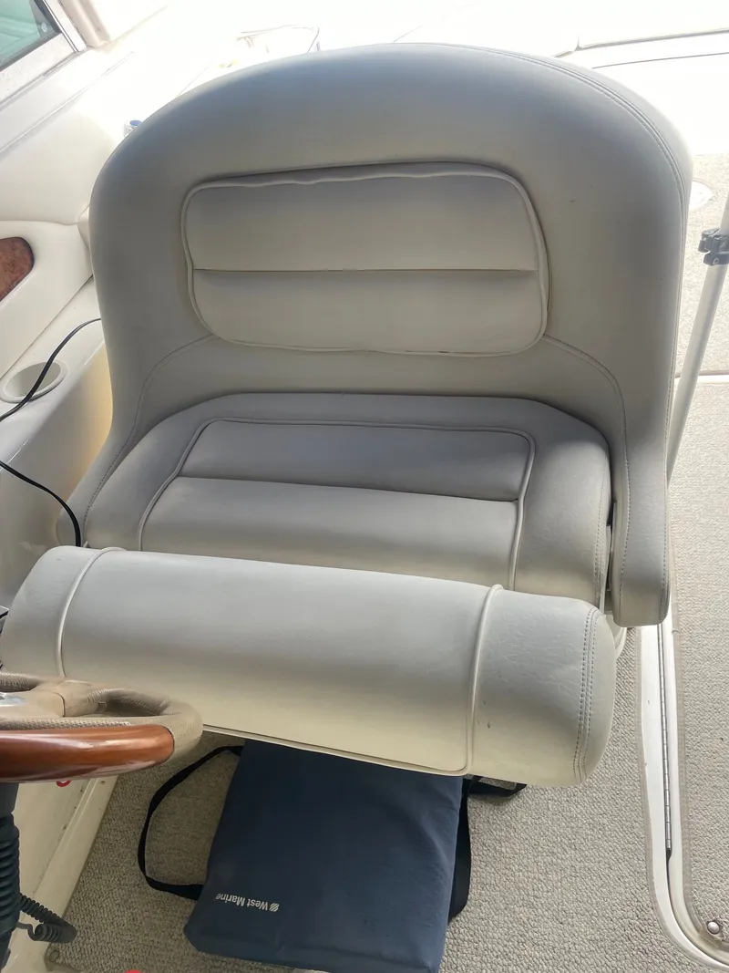 Slide: The Image of Comfortable seat in Sea Ray 280 Sun Sport 2021 boat. - 13