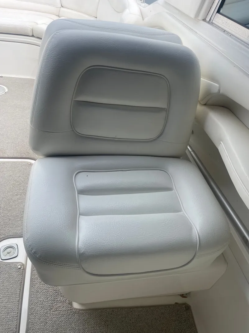 Slide: The Image of Seat on a 2021 Sea Ray 280 Sun Sport boat. - 14